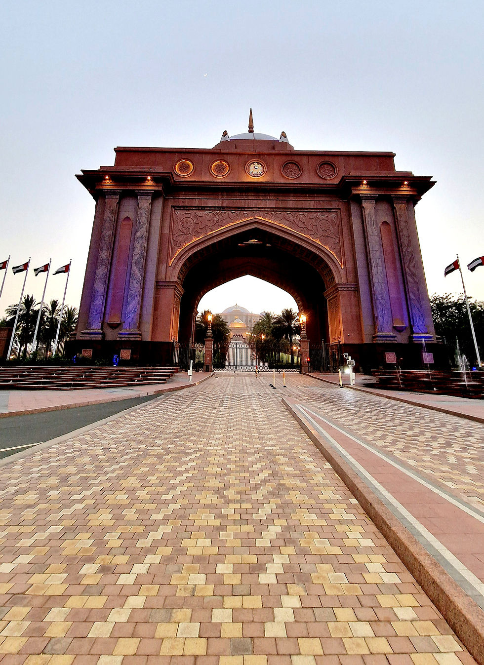The archway for state guests leads 300 meters in front of the hotel entrance to the hotel's own driveway, which is closed to normal guests.