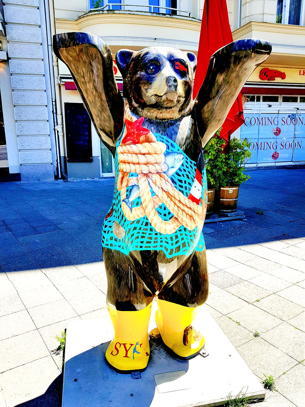Found everywhere in the city: a friendly, painted bear, about two meters tall, can be found in the streets and in front of buildings. The bear is Berlin's mascot.