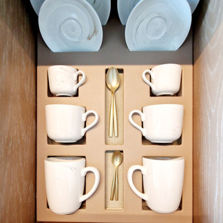 Im Schrank sind sechs Tassen, Untertassen, Löffel für Espresso, Kaffee und Café latte.