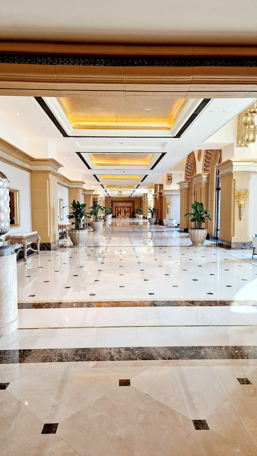 Long, tastefully designed corridors with marble floors and a subtle lighting concept lead to the rooms.
