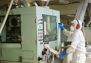 乾式造粒の製造場面1.jpg