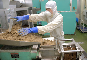 湿式造粒の製造場面2.jpg
