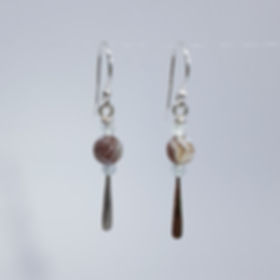 Différentes boucles d'oreilles en perles de pierres