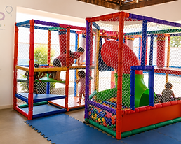 Crianças brincando em brinquedão modular colorido com piscina de bolinhas e tatame — locação Pipo Brinca Brasil
