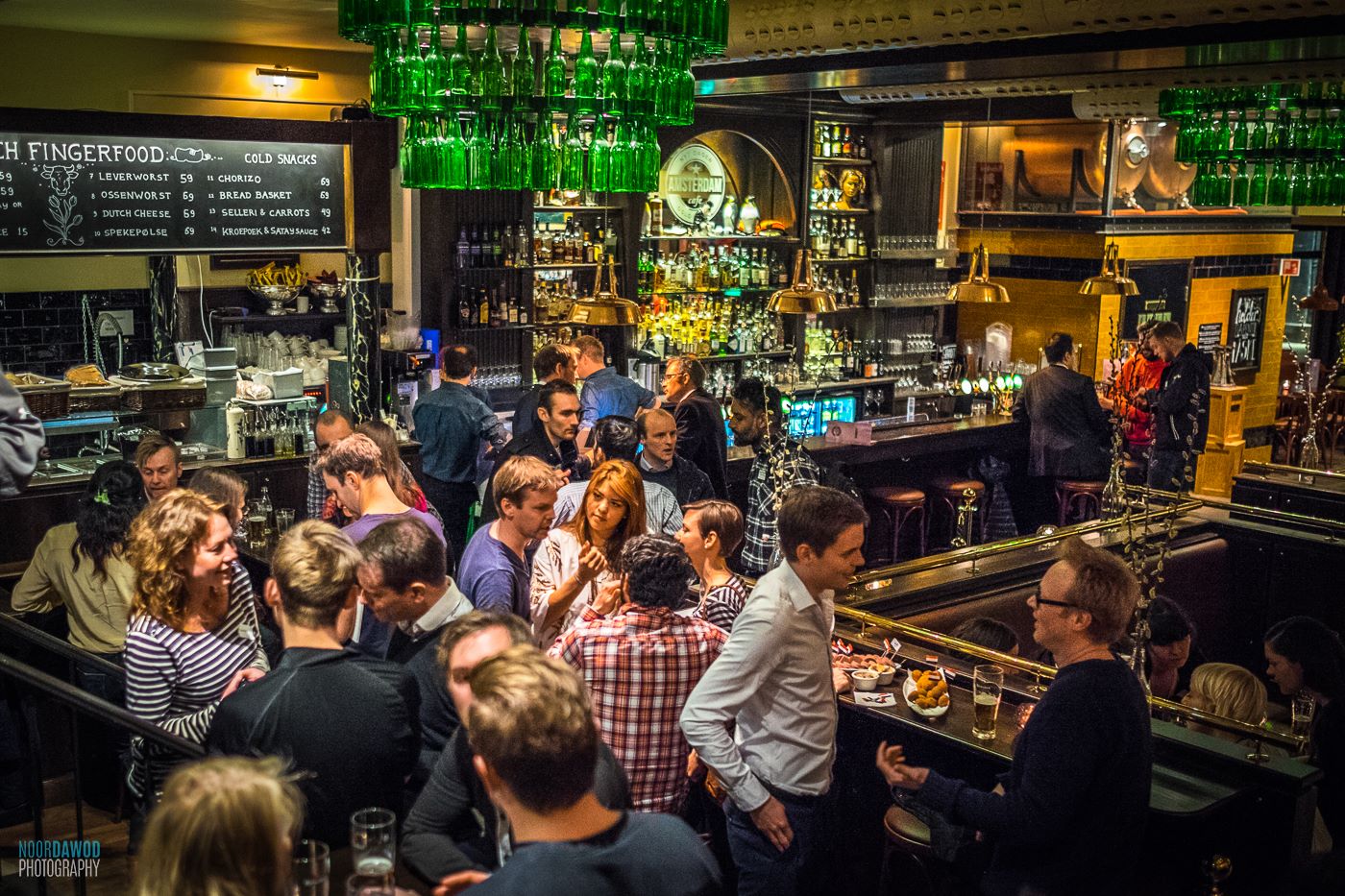 «паблик-бар» москва. барные стойки. хей бартендер фильм. люди в пабе. люди в баре.