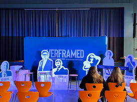Podiumopstelling van de voorstelling Verframed met figuren en stoelen.