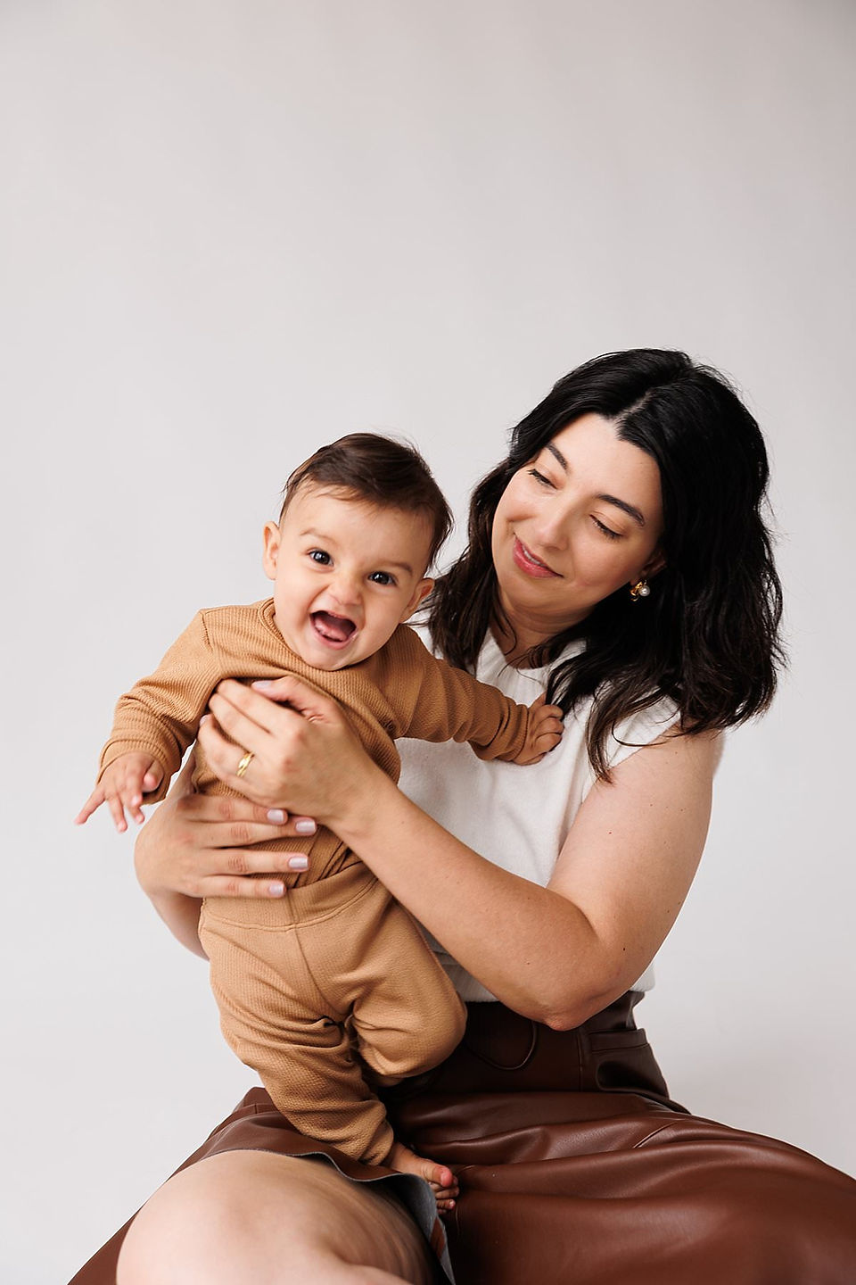 Ensaio de familia em estudio com luz natural em Curitiba
