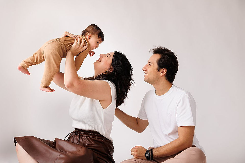 Ensaio de familia em estudio com luz natural em Curitiba