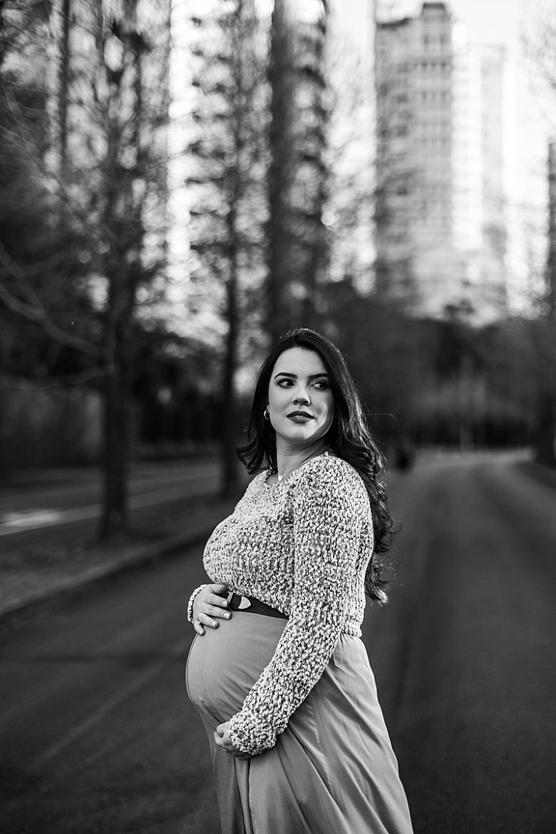 Gestante ao pôr do sol posando para ensaio fotográfico de gestante