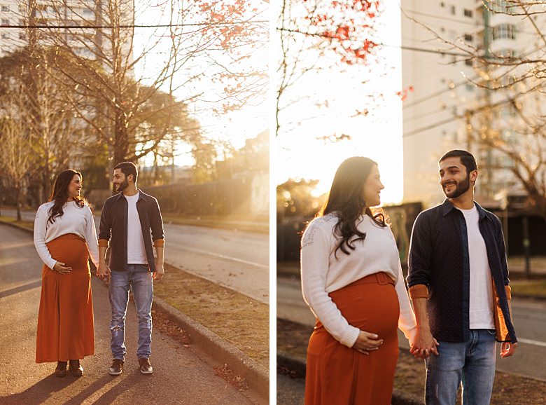 Casal ao pôr do sol posando para ensaio fotográfico de gestante
