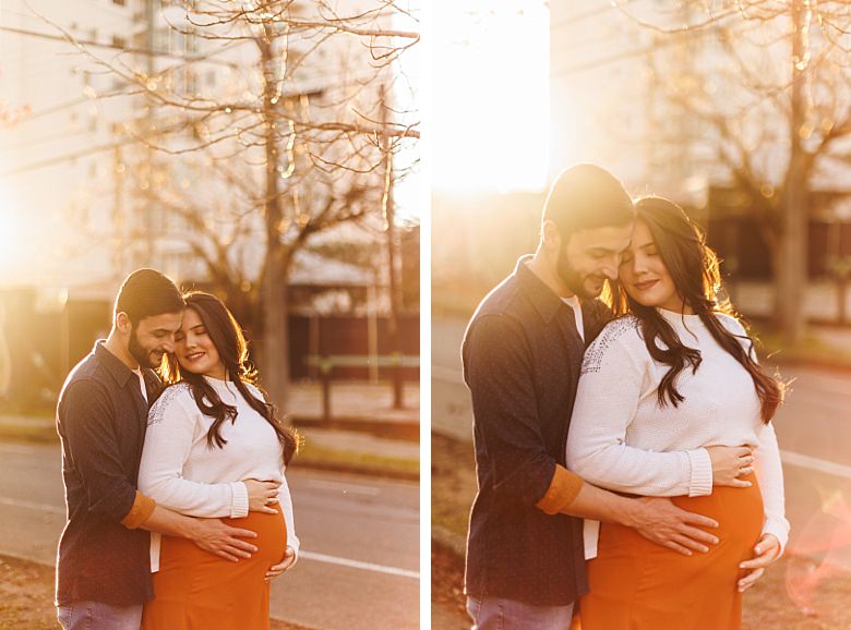 Casal ao pôr do sol posando para ensaio fotográfico de gestante