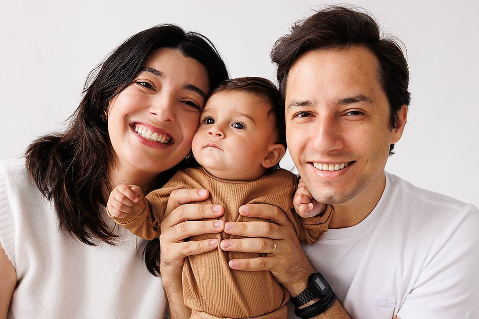 Ensaio de familia em estudio com luz natural em Curitiba