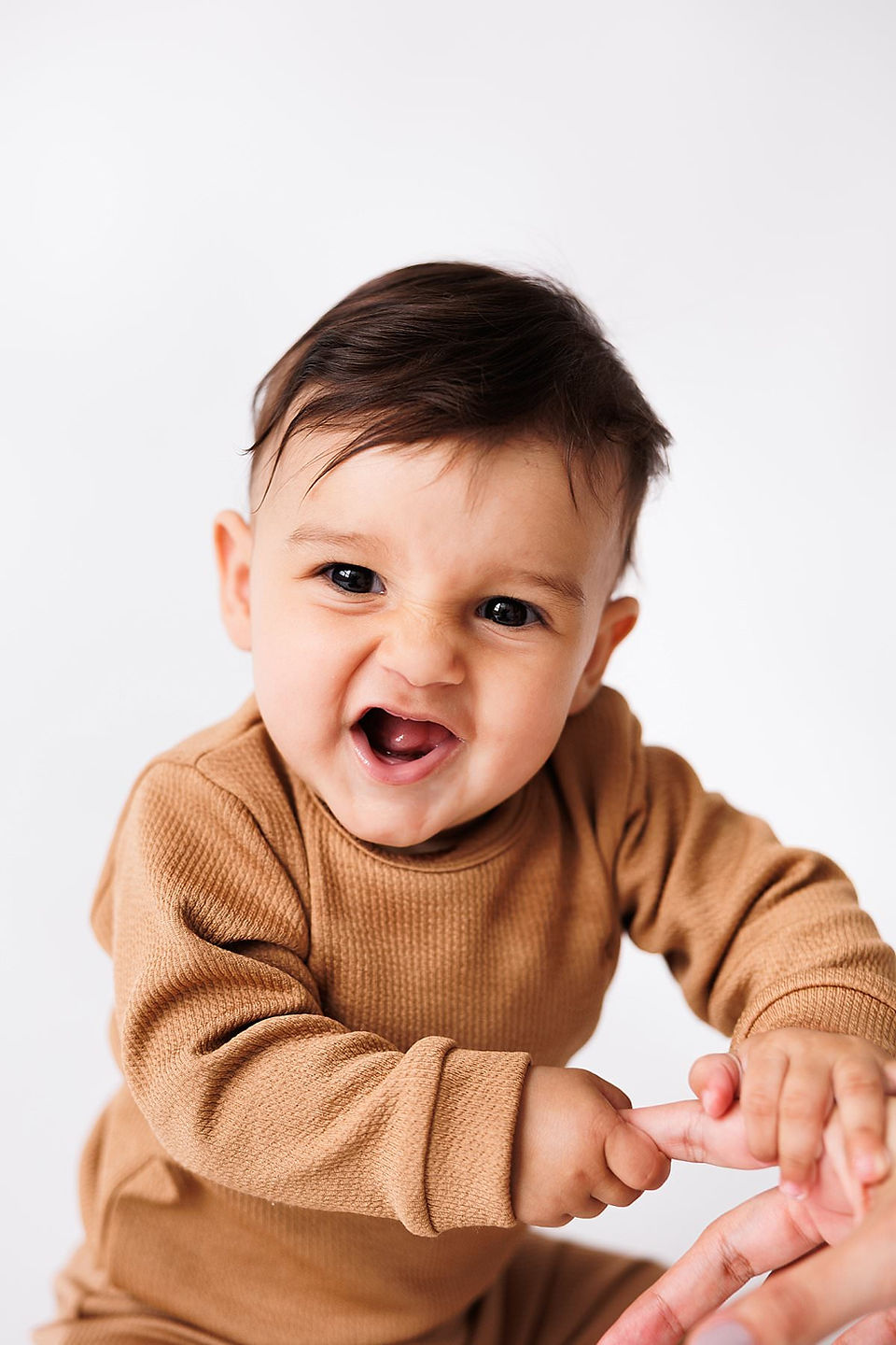 Ensaio de familia em estudio com luz natural em Curitiba