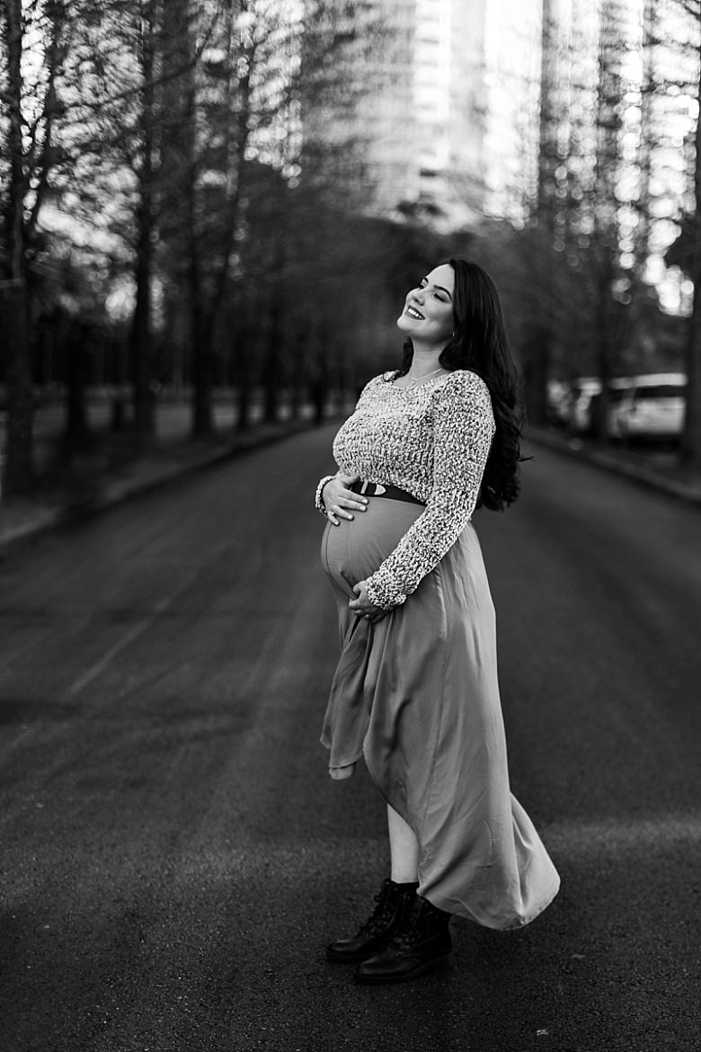 Gestante ao pôr do sol posando para ensaio fotográfico de gestante