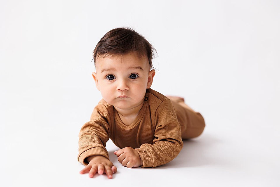 Ensaio de familia em estudio com luz natural em Curitiba