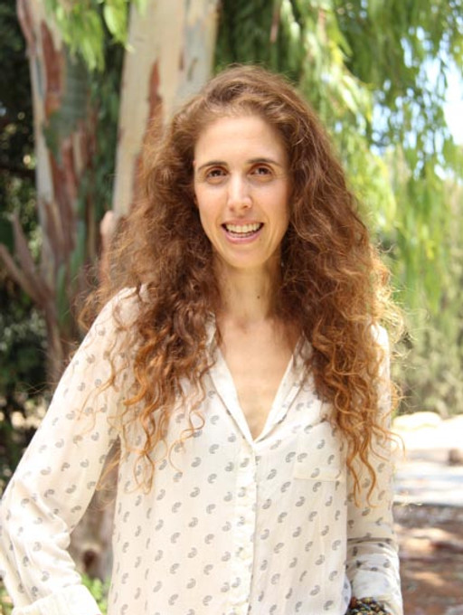 פסיכוטרפיסטית פסיכודינמית, בעלת תואר ראשון ותאור שני בעבודה סוציאלית- מומחית בטראומה