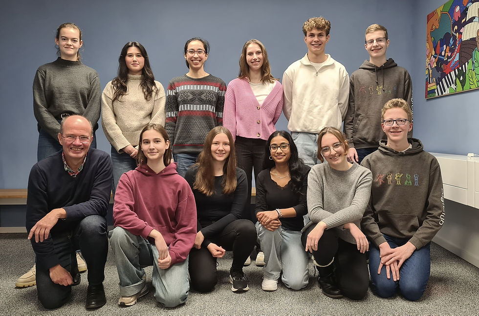 Das neue Headteam. oben v.l.: Anna Häser (Öffentlichkeitsarbeit), Valentina Galimova (Mini-DigiDo), Stephanie Dambacher (Prozesse & Strukturen), Alice Laskovitch (Fürstenfeldbruck), Fabian Müller (Qualität, Ausbildung & Weiterentwicklung), Julius Knuff (Technik); unten v.l.: Jürgen Biffar (Büroplanung), Sarah Braumandl (Finanzen), Cosima Wienke (Marketing), Laya Koora (Camp Organisation), Rafaela Painczyk (Eventplanung), Daniel Berger (MakerLab)
