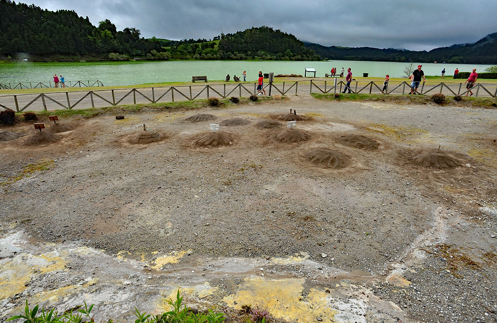 Furnas lake and fumarolas