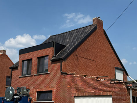 Renovatie hellend dak
Stormpan 44 antraciet
kapel bekleed met rockpanel zwart en afgewerkt met anthra kraal, goten en afvoerbuizen.