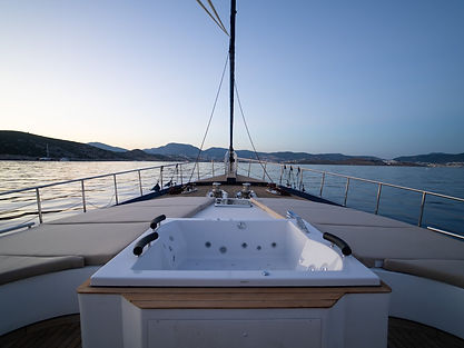 Luxury Yacht Charter - High Deluxe Yacht - Motorsailer - Perla del Mare - Foredecl