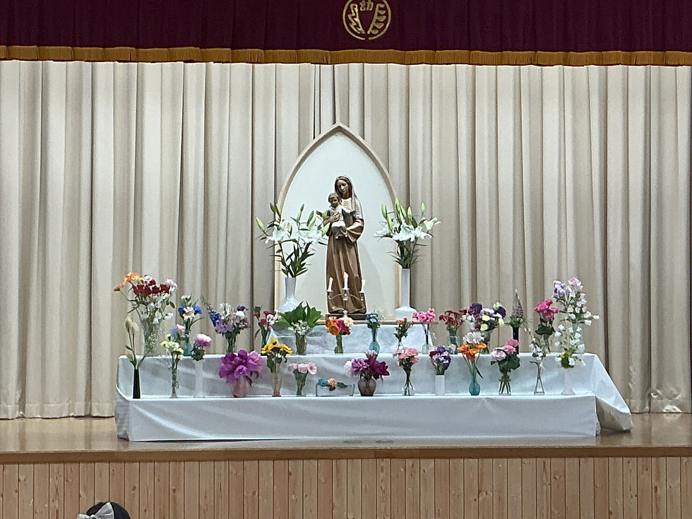 聖母月のお祝い　祭壇