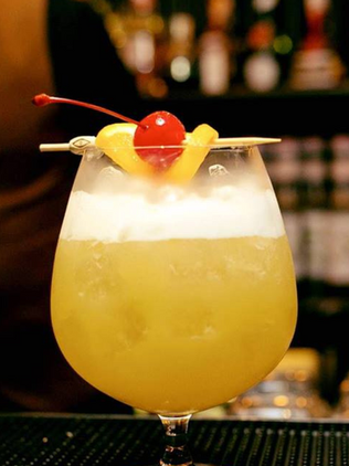 Bangkok Pub Crawl welcome drinks with group of travelers