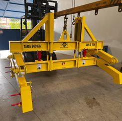 Dispositivo tenaz automático para içamento e movimentação de chassis em operações industriais.