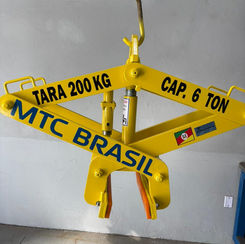 Dispositivo garra tenaz automática para içamento e movimentação de blocos e barreiras New Jersey.