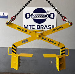 Dispositivo tenaz para içamento e movimentação de moldes em operações industriais.