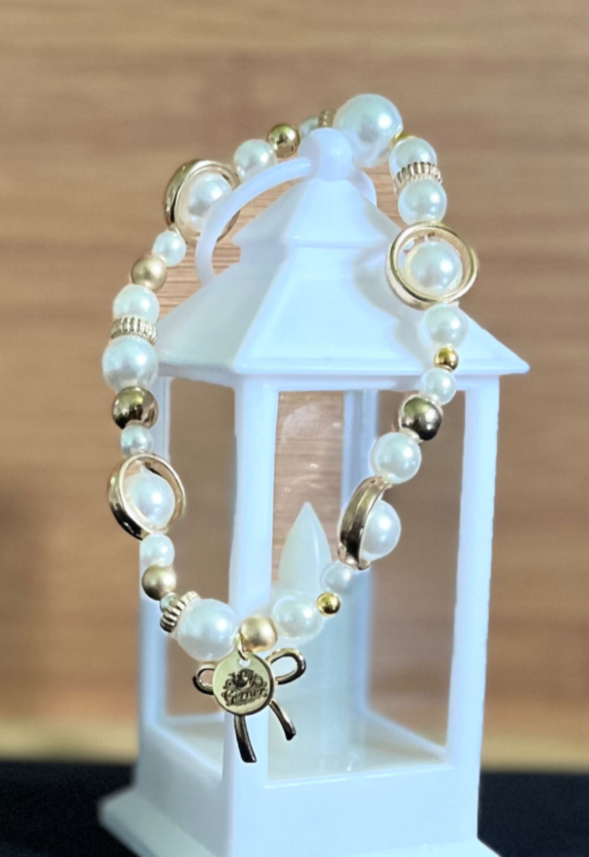 Thumbnail: Pearly White & Gold Beaded Bracelet