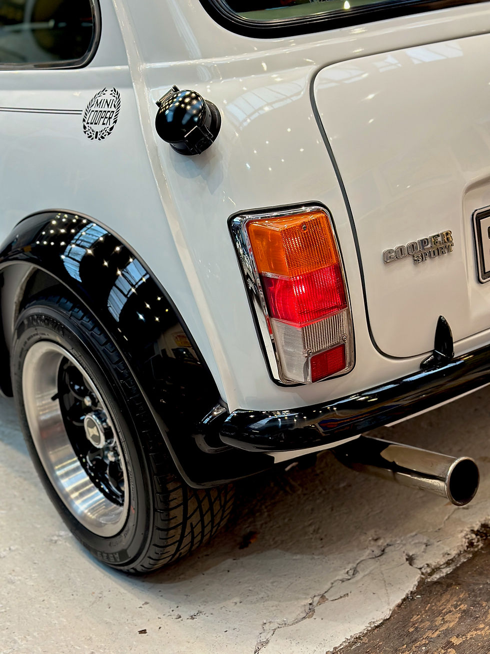 Thumbnail: 1998 Rover Mini in Diamond White x Black