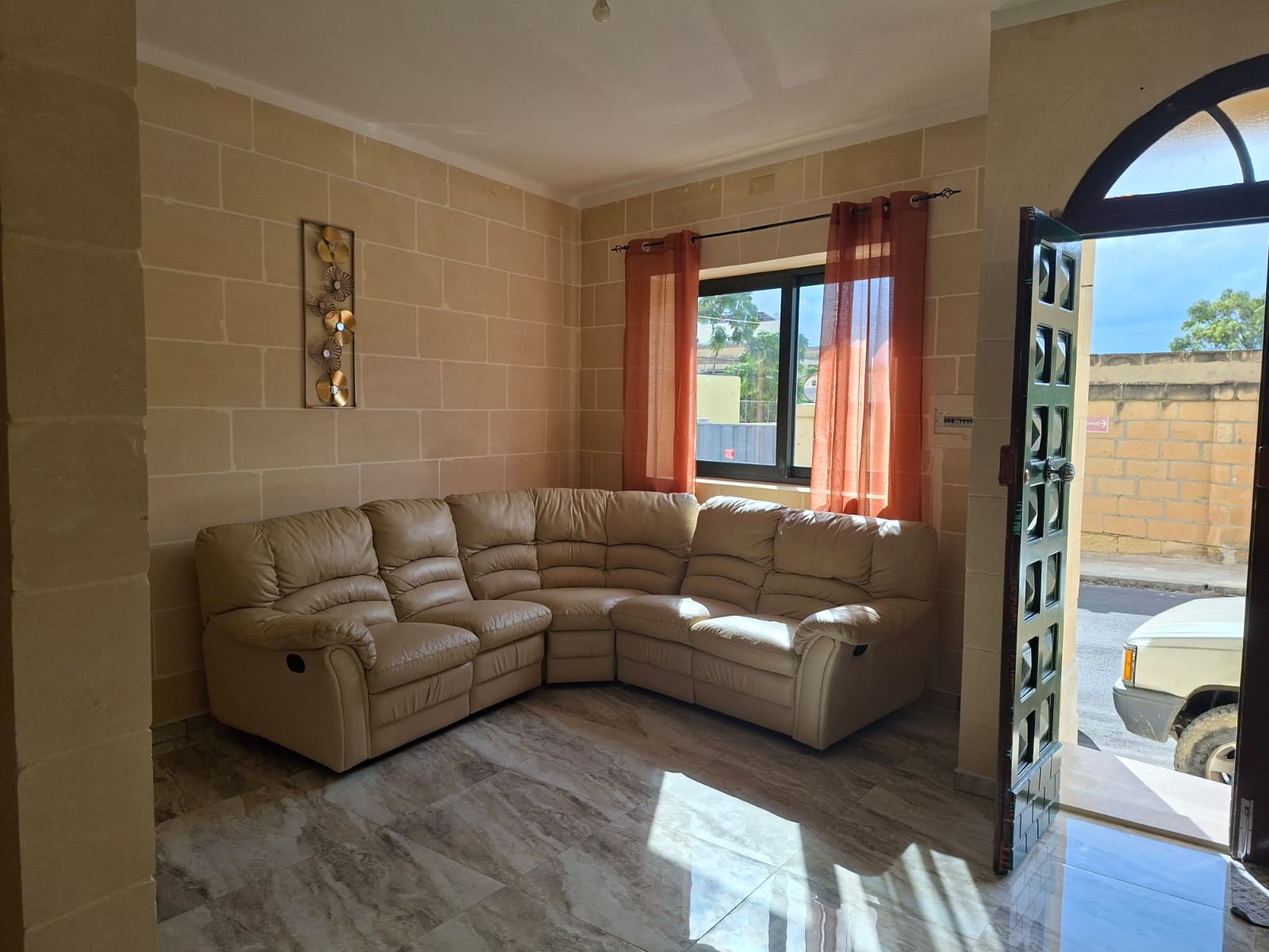 3 bedroom maisonette to let in Xagħra, Gozo for €1,000/month. Approx. 150 m², 2 bathrooms, private yard, pet-friendly and available now. Gozo Direct Ref 26-107.