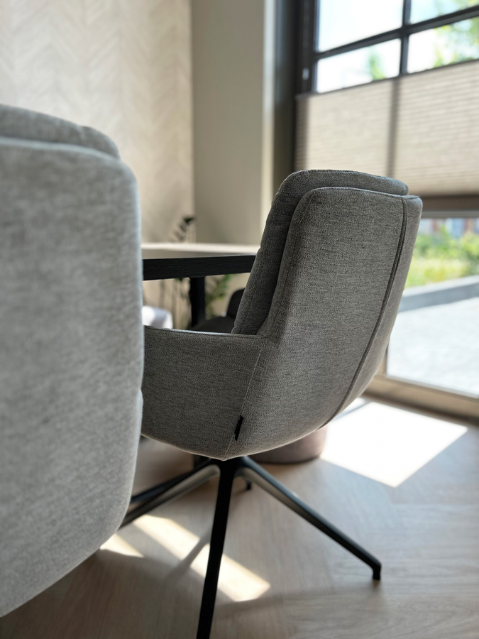 Designstoel in sfeervolle eetkeuken met natuurlijke tinten – interieur Stefanie Lamers