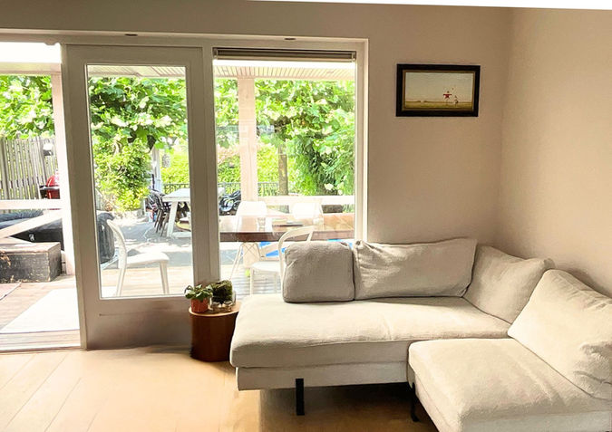 Comfortabele loungebank in warm interieur, perfect voor ontspannen lezen – ontwerp door De Interieurontwerpers Stefanie Lamers in Capelle aan den IJssel