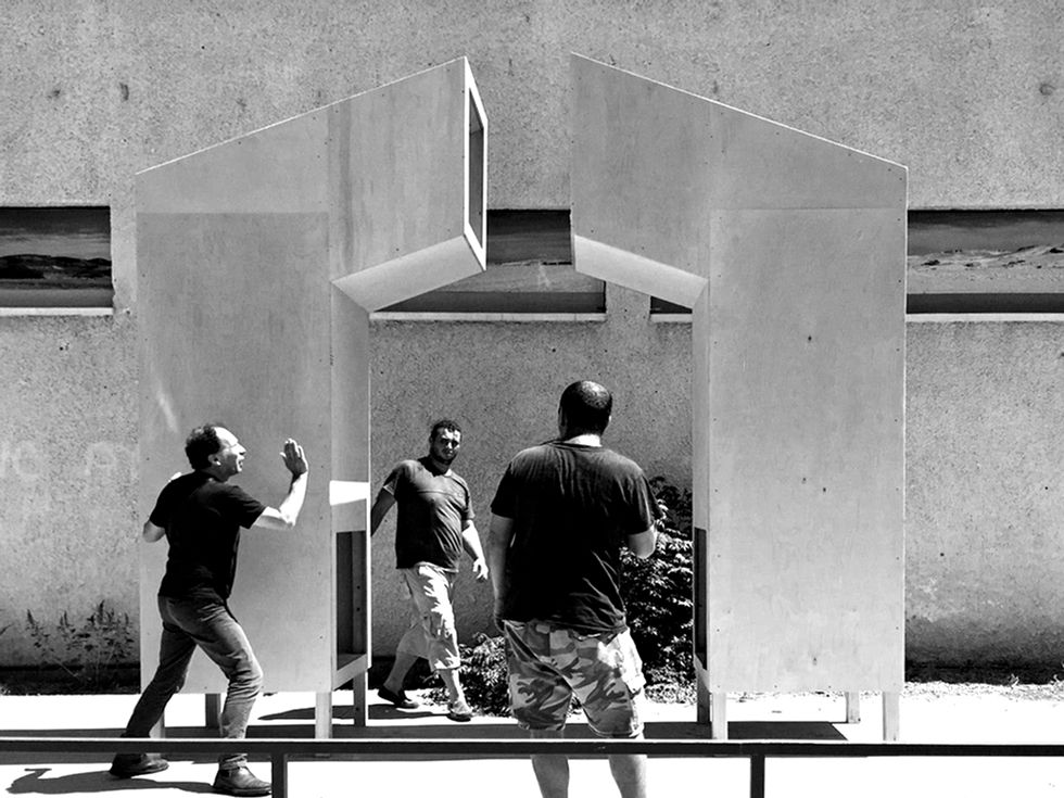 2 static objects look at each other longingly
