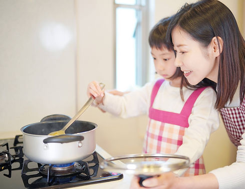 料理をする親子