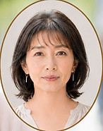正面を向いた真顔の女性