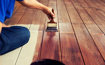 塗装ををする男性