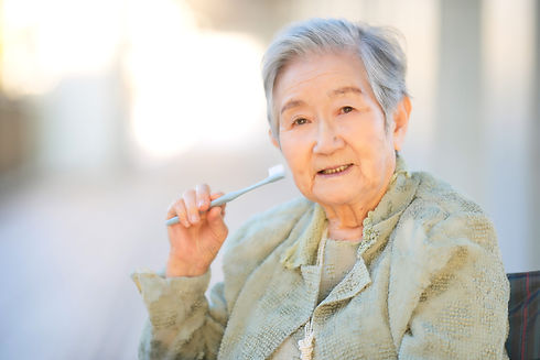歯ブラシを持つ高齢女性