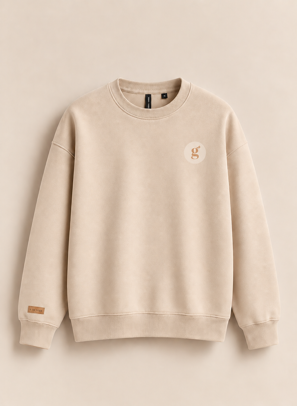 Sudadera crema con logo y etiqueta de cuero.png