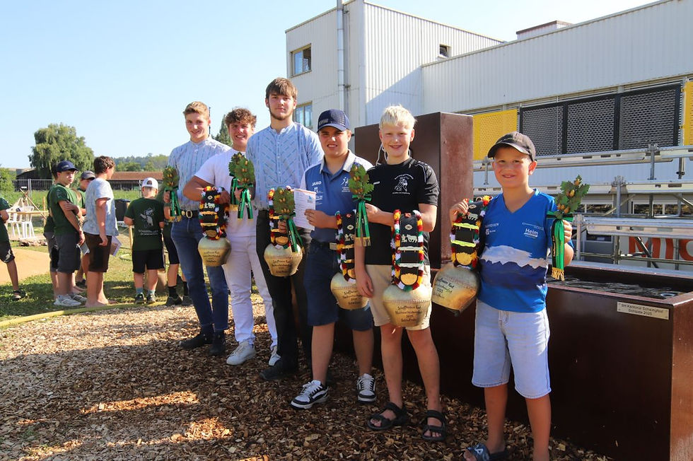 Der Tenner Nando Joos (ganz links) und der Muttner Sämi Moser (3.v.l.) reihen sich in Schleitheim unter die Kategoriensieger. Foto: Petra Vollenweider