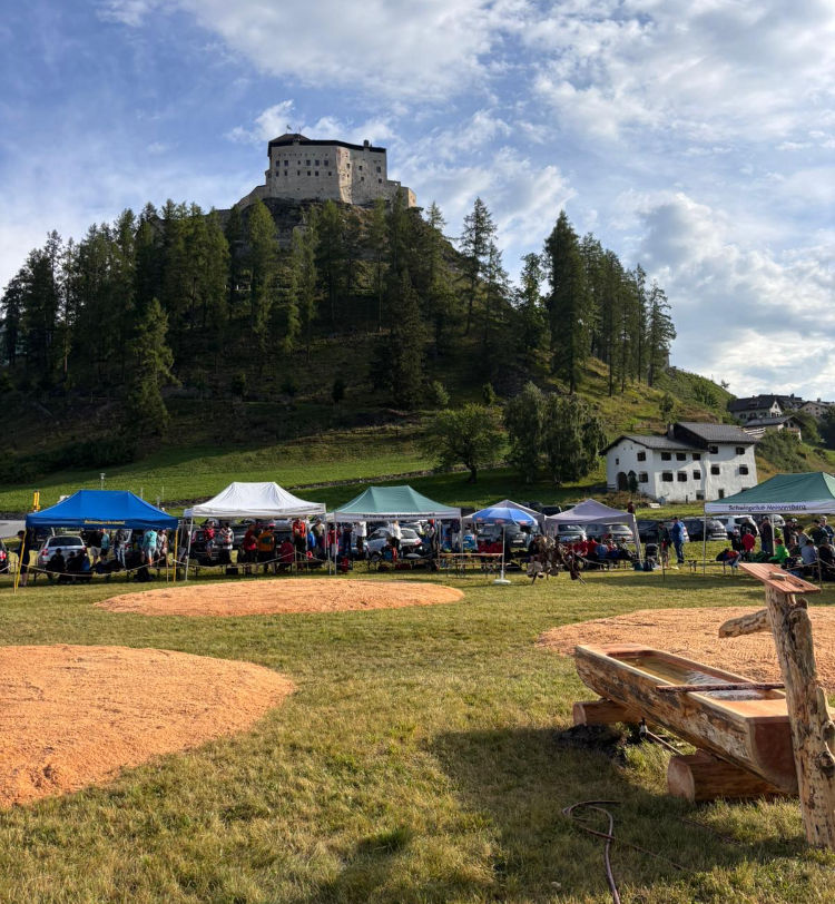 Der schöne Festplatz in Tarasp Fontana. Foto: Edi Philipp