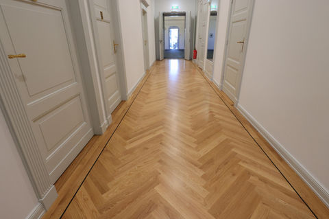 Hochwertiger Altbau-Flur mit Fischgrat Eichenparkett