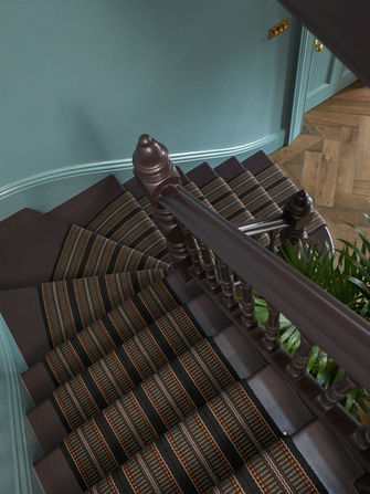 Treppenläufer auf dunkelvioletter Treppe