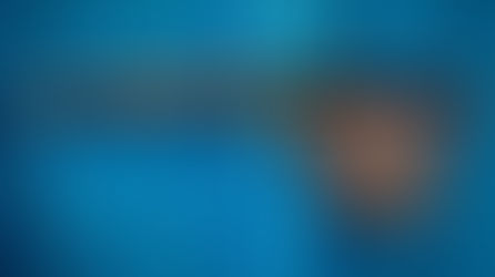 Eine blau gestrichene Holztür mit Riegel und Vorhängeschloss