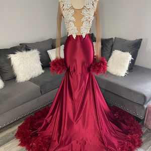 Sophisticated Lace and Feather Details