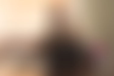 Carro clássico mini com prancha de surf revela intemporalidade de estilo e carácter, banhos emergidos com luz natural, velas e todo um trabalho olfactivo para o bem estar do corpo e da mente, camas de rede cuidadas com acesso a livros e revistas num tempo que abranda e se quer devagar para saborear as férias, o retiro, o elevar o descanso são sinónimo de valorização do tempo como brand values, cuidado e preparação nas toalhas e na alfazema que apazigua a mente e acalma, sessões de yoga e meditação, equipa sempre pronta na preparação de um fire pitch ou fogueira que junta os hóspedes ao entardecer e incita o convívio, fruta orgânica e colhida na propriedade, pormenores de decoração com jogo de sombras e dança do vento que revela calma e slow living, pão na mesa com conforto e hospitalidade de quem sabe receber como ponto de partida de qualquer negócio com vocação para a hotelaria