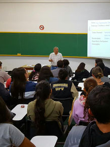 PET. EAA realiza palestra sobre processos seletivos com professor Tetuo Hara.