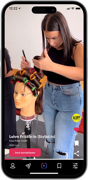 Screenshot eines Lehrstellenvideos für eine Friseur-Lehrstelle in der SURFjobs-App mit einem Bewerbungsbutton.