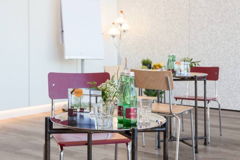 Nahaufnahme von Kaffeehaustischen und Sesseln rundherum